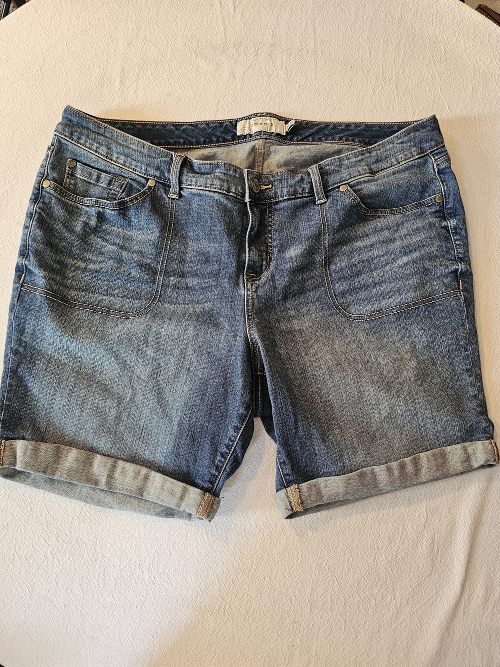 Torrid Weekend Mid-Rise Bermuda Patch Pocket Denim Shorts Size 20